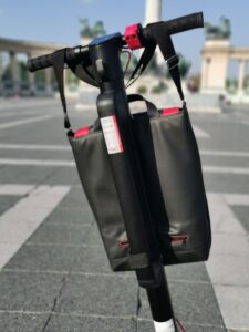 Vörös-fekete rolleres táska